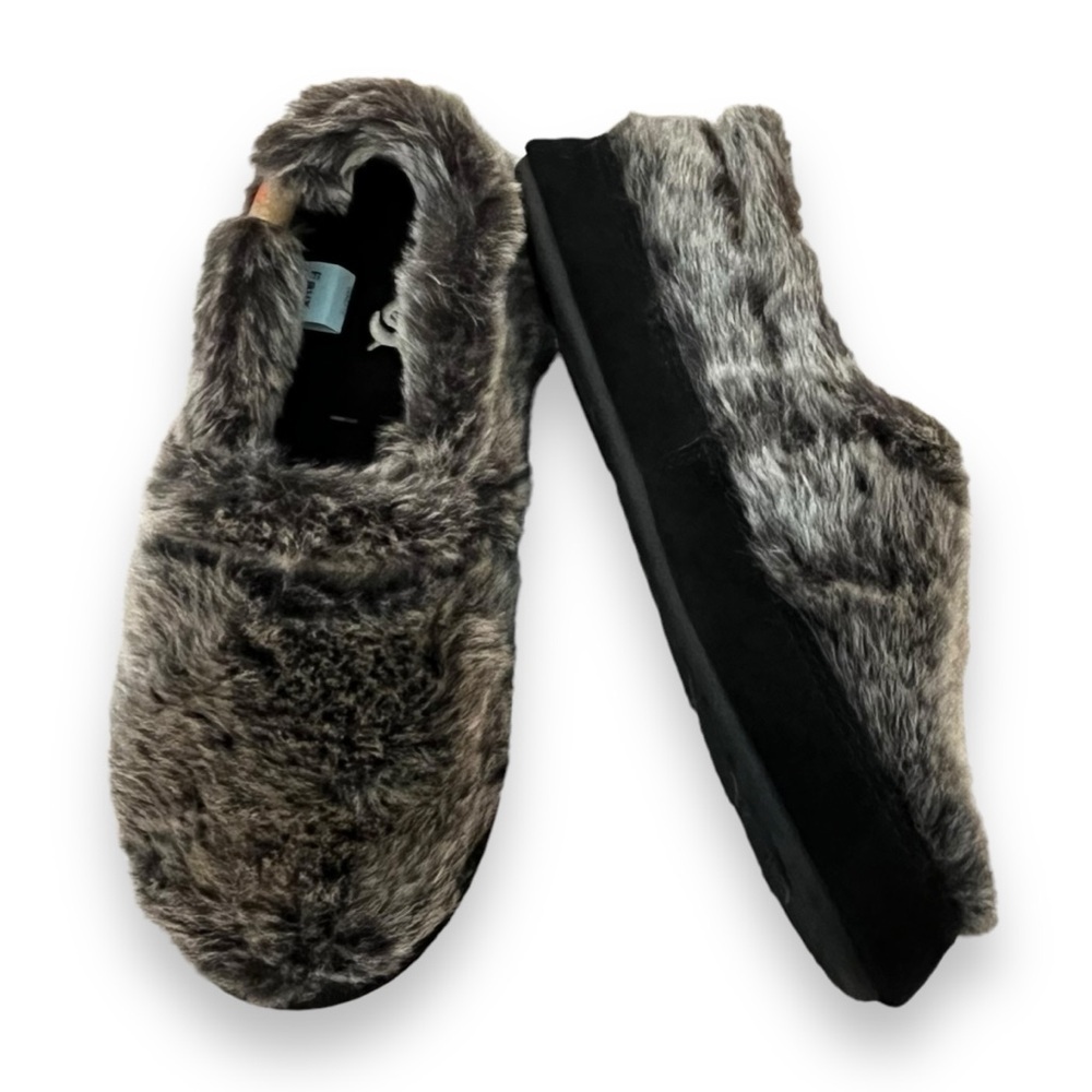 Acorn Faux Fur Slippers Gray Size 6.5-7.5